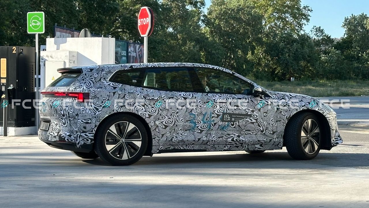 Avistamos en Barcelona el Polestar 4 familiar, que soluciona la ausencia de cristal trasero