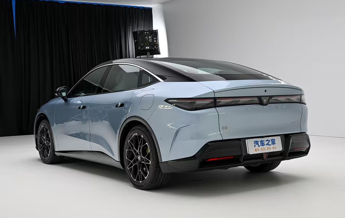 700 km de autonomía y un desde 13.000 euros: esta berlina eléctrica rival del Tesla Model 3 quiere reventar el mercado