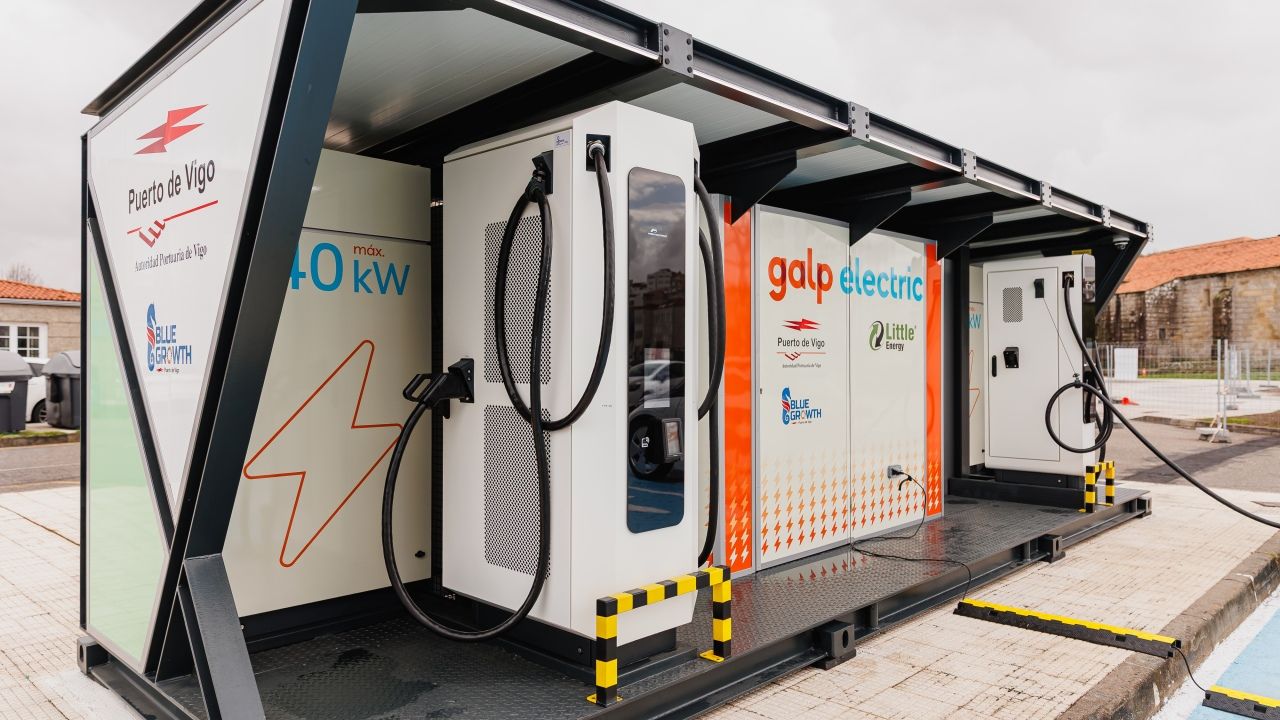 La empresa española que convierte baterías usadas del Nissan Leaf original para alimentar un cargador de hasta 240 kW