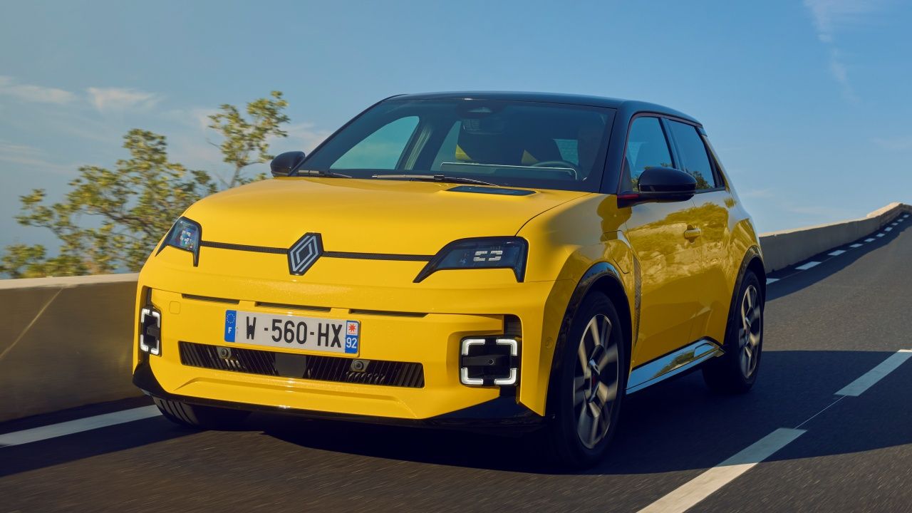 Renault actualizará los R5 y R4 con nuevos motores y baterías para llegar a los 500 km de autonomía, y ya sabemos cuándo llegará esta evolución