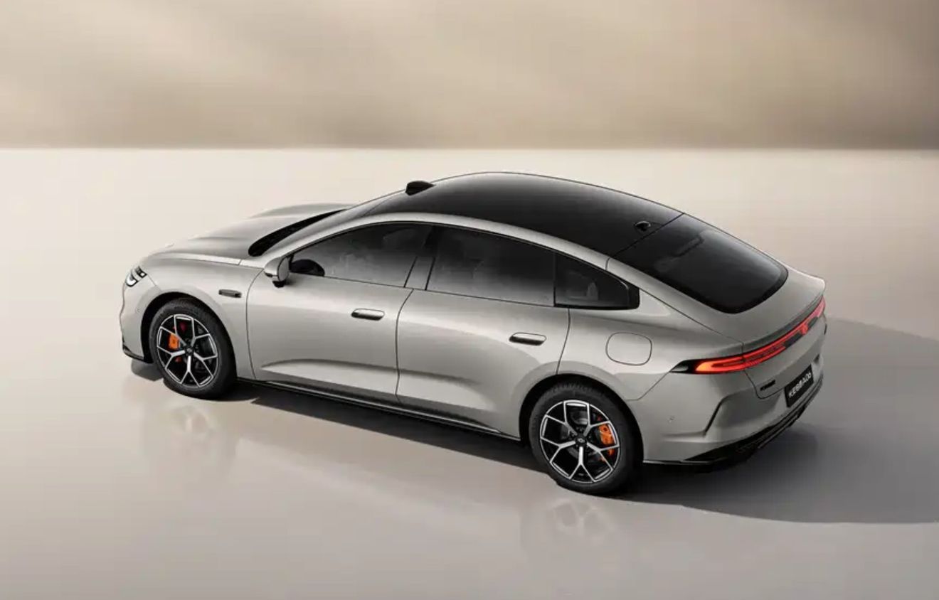 Por menos de 12.000 euros te llevas este coche eléctrico del tamaño del Mercedes Clase C, con 630 km de autonomía y conducción autónoma