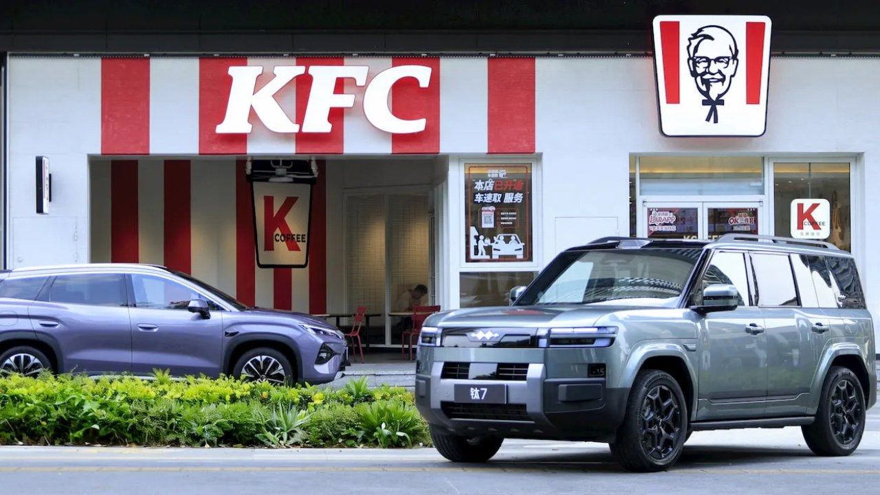 Paras, comes en 9 minutos y tu coche está con la batería llena: BYD lleva sus cargadores ultrarrápidos a cadenas de comida rápida