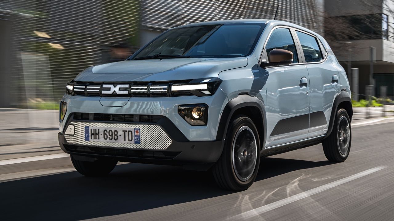 El Dacia Spring es ahora más potente, más juguetón, y desde 11.815 €, recupera lo mejor de los Clio del pasado