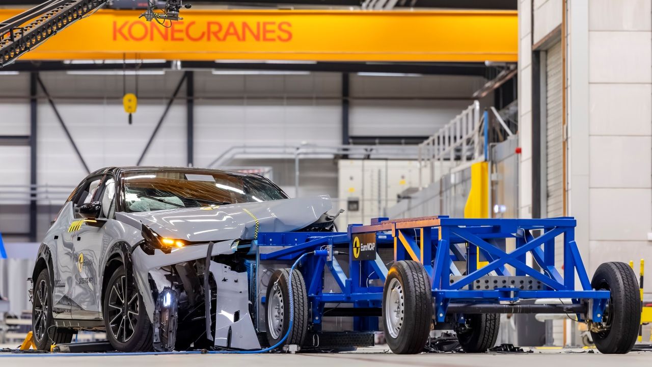 ¿Cómo prueba EuroNCAP un coche eléctrico? Vivimos el crash test del Zeeker X en primera persona