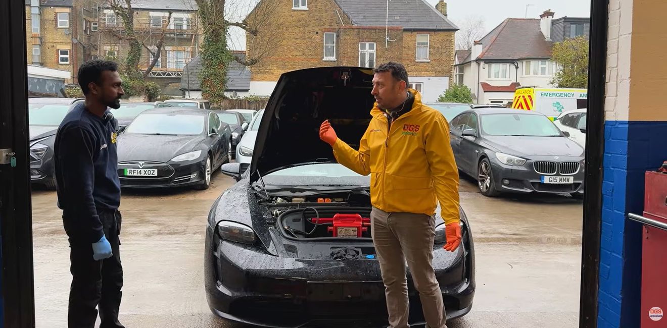 Intenta arreglar su Porsche Taycan con superglue y el resultado es un desastre