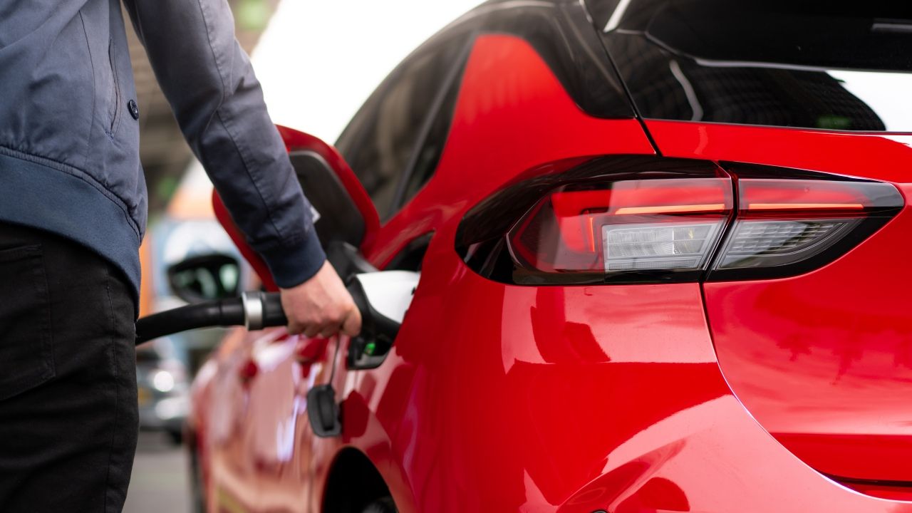 ¿Hasta qué punto ahorras dinero conduciendo un coche eléctrico frente a uno de gasolina equivalente? Las cifras revelan datos interesantes