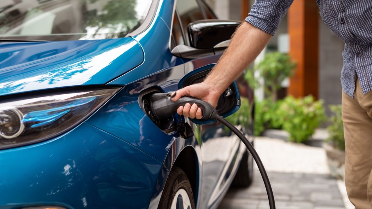 De media, los españoles se gastarían 33.927 € para comprar un coche eléctrico