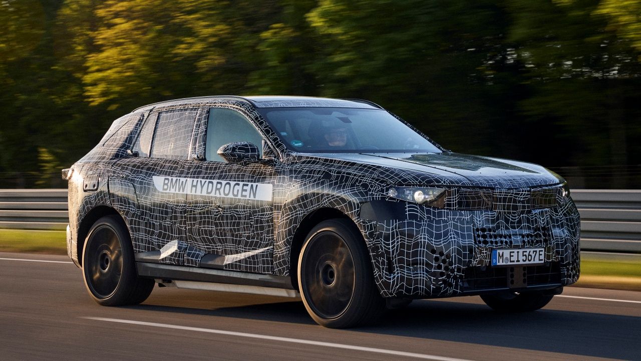 BMW consigue que los depósitos de hidrógeno del iX5 Hydrogen ocupen lo mismo que las baterías del iX5 eléctrico