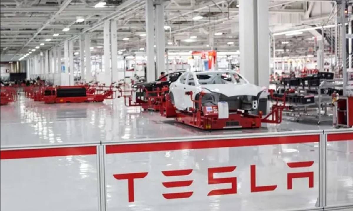 Tesla produce hasta seis veces más coches por fábrica que sus rivales. Y eso explica muchas cosas