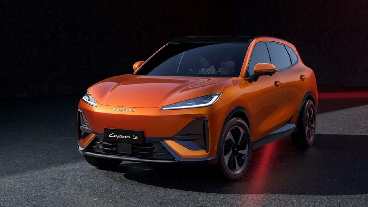 Tras arrasar con Omoda y Jaecoo, Chery lanza en Europa el Lepas L6 como híbrido enchufable y eléctrico