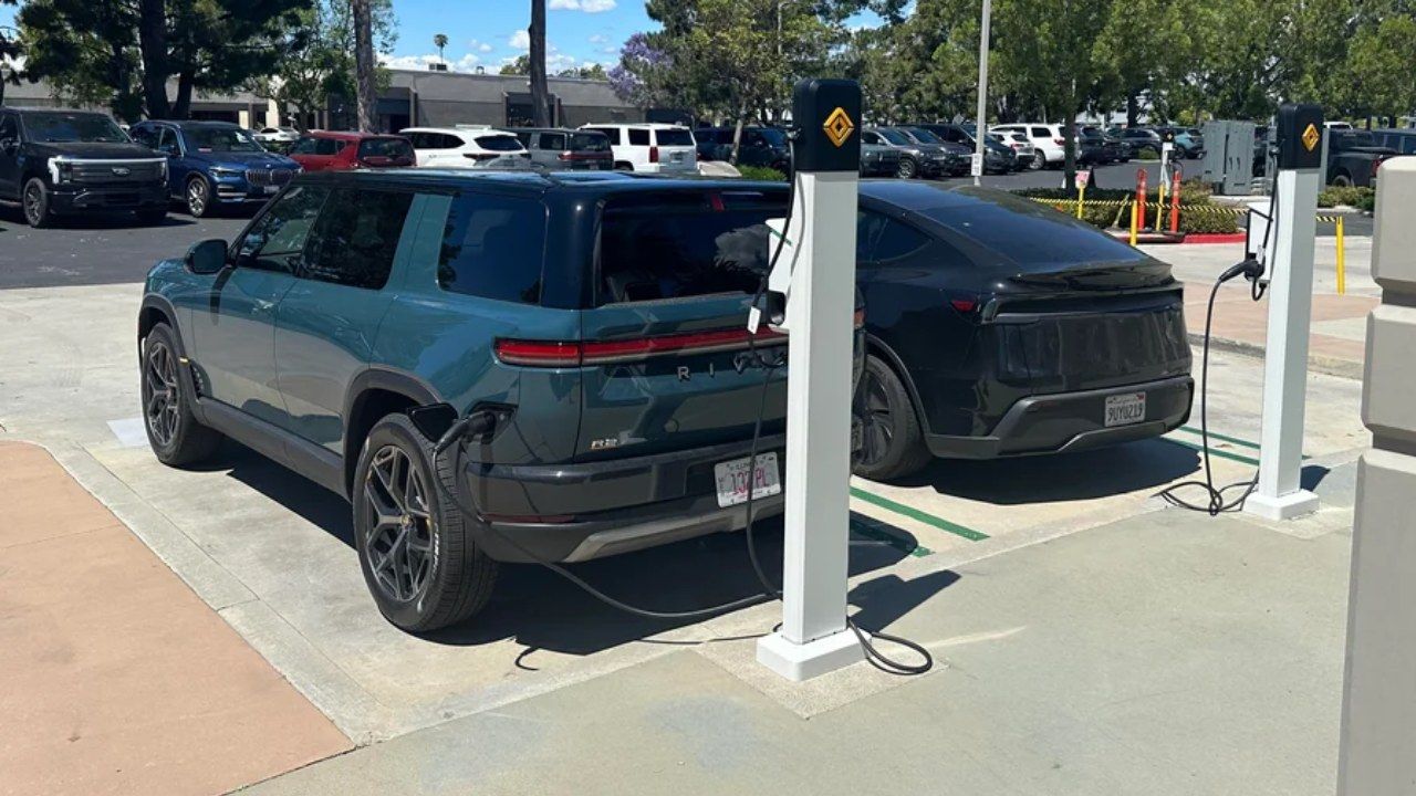 Tesla Model Y vs Rivian R2 comparativa suv electricos estados unidos europa