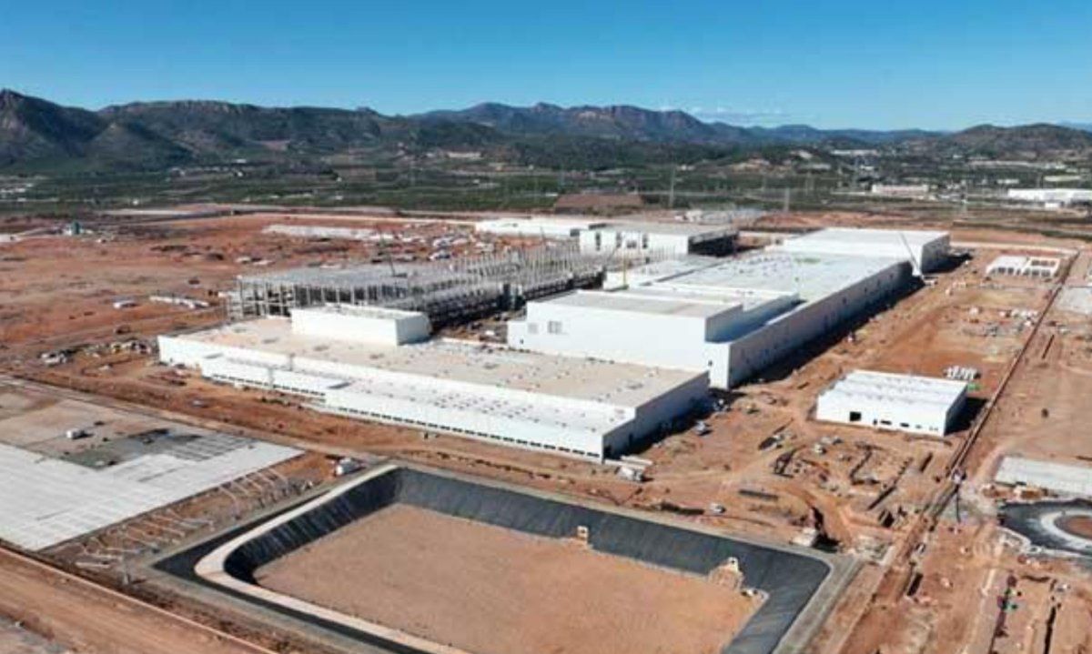 La gigafábrica de baterías de Volkswagen en Sagunto recibe casi 4.000 contenedores con su maquinaria
