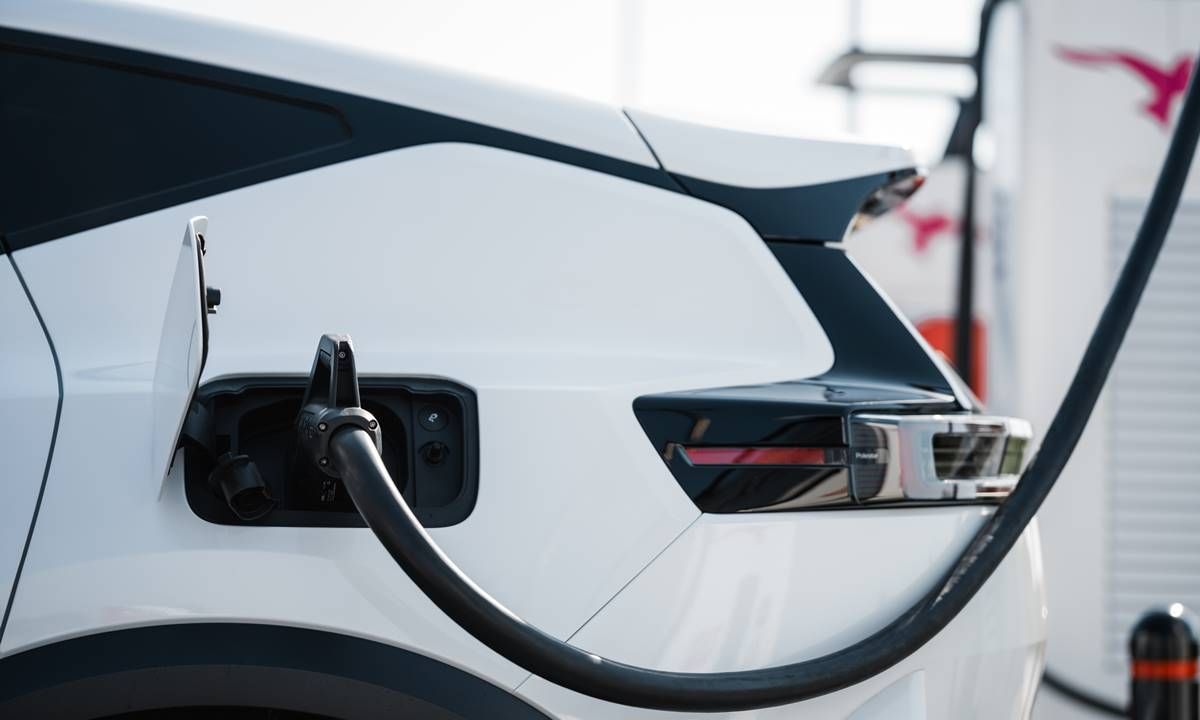 Polestar revoluciona la carga rápida con nuevo software y 800 V