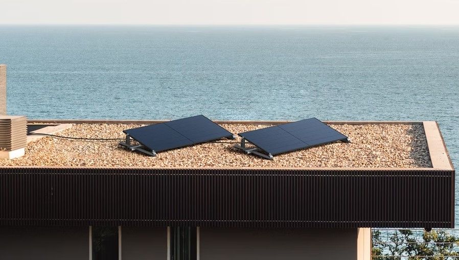 Ikea lleva los balcones solares a tu hogar: 4 paneles y batería por 999 euros