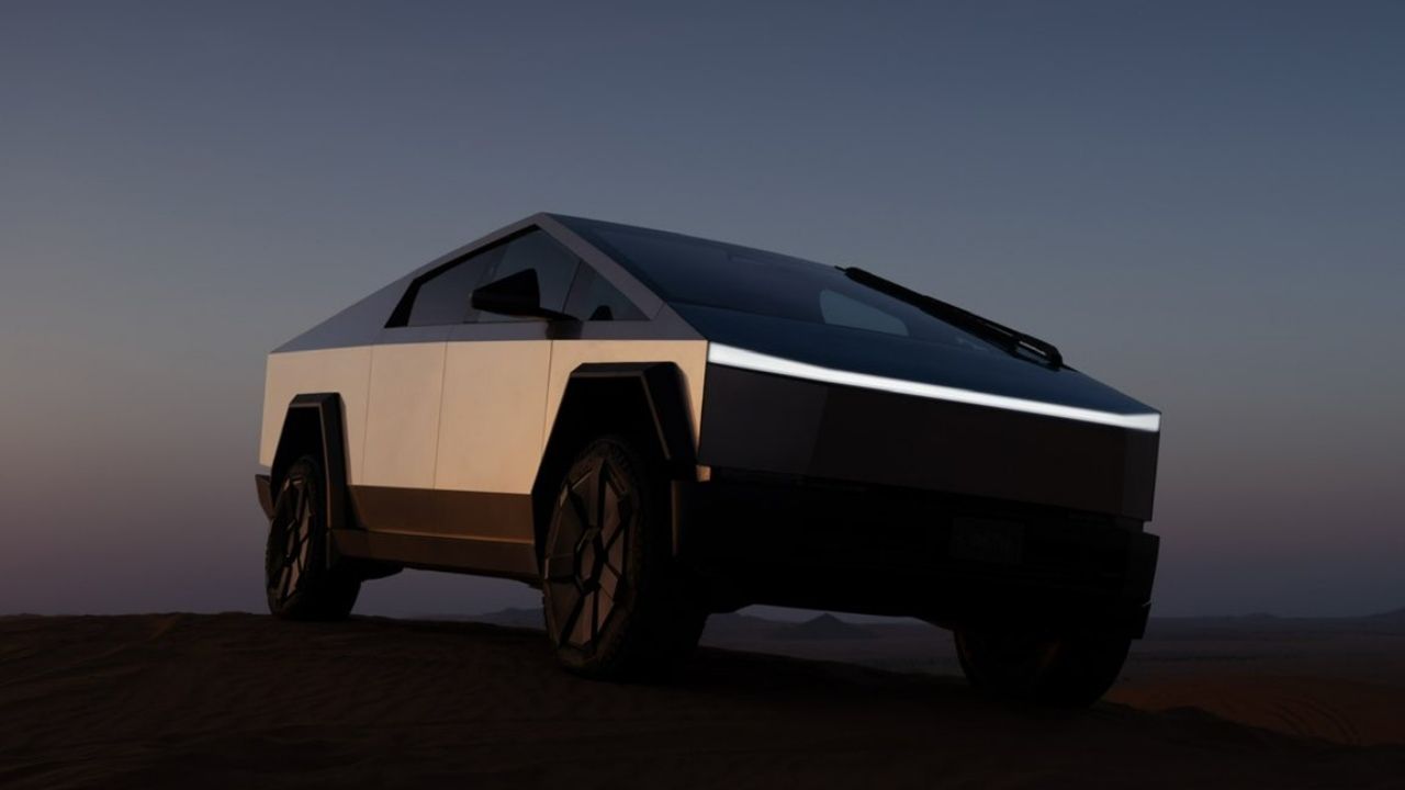 Tesla repite su viejo truco con el Cybertruck AWD: valdrá (casi) lo que prometió Elon Musk, con un pero importante