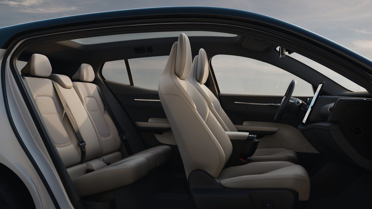 Volvo hace más asequible su SUV eléctrico más barato: el EX30 estrena nuevas versiones de acceso