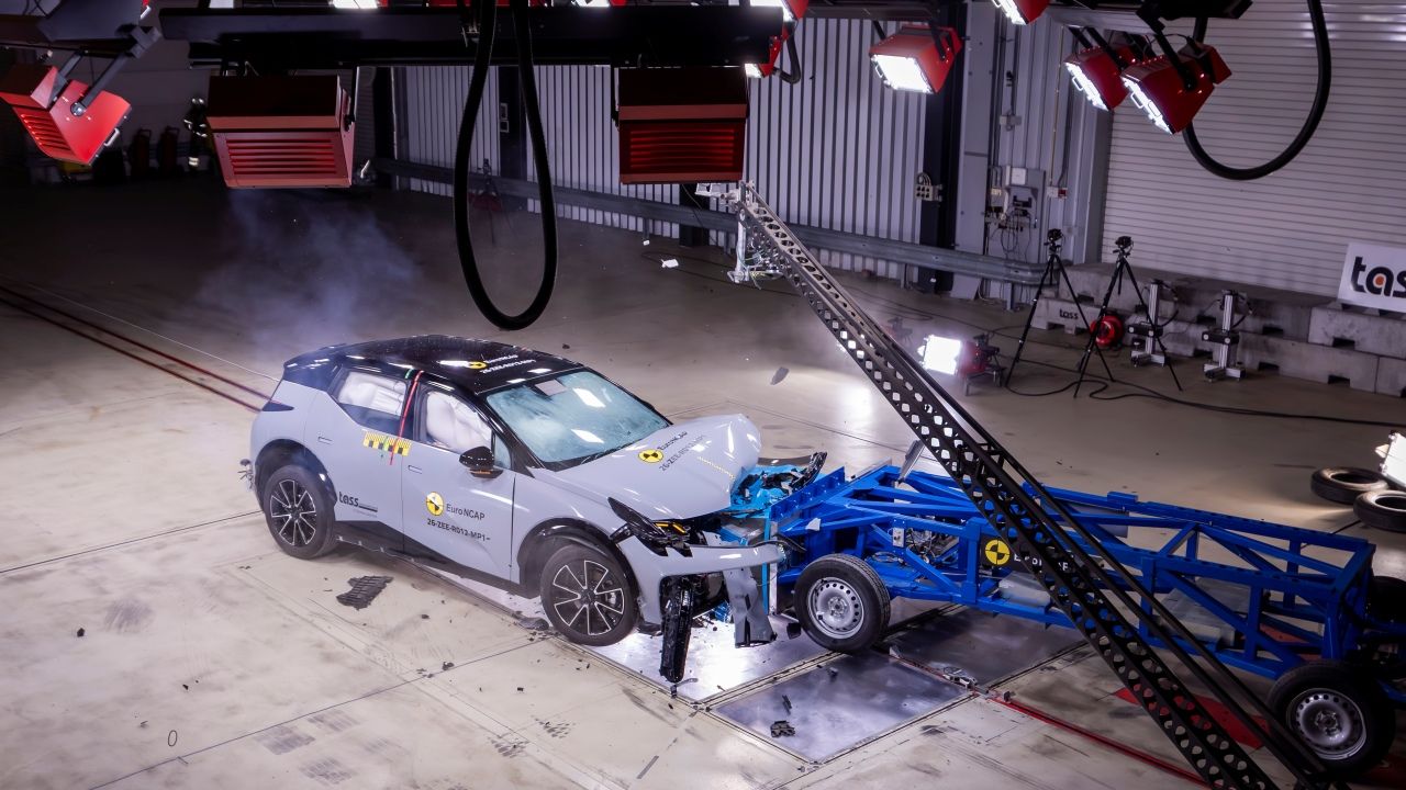 ¿Cómo prueba EuroNCAP un coche eléctrico? Vivimos el crash test del Zeeker X en primera persona