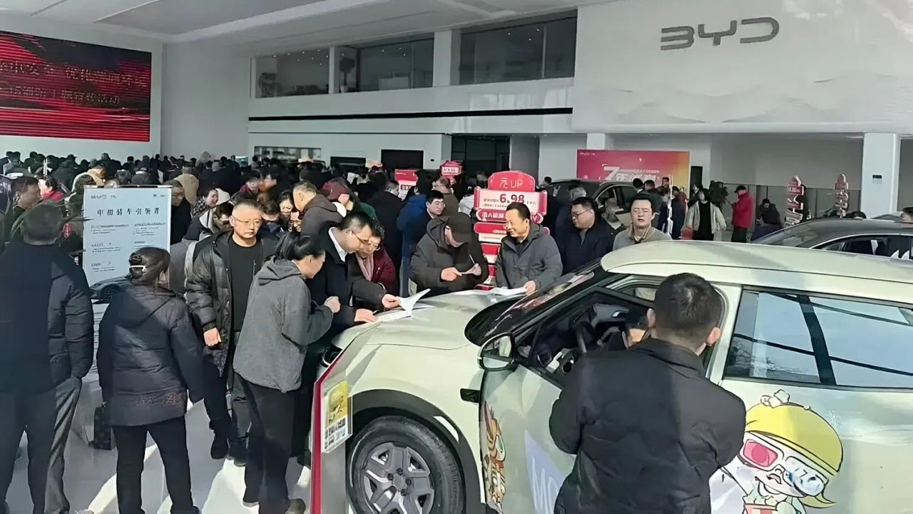 Los clientes chinos abarrotan los concesionarios de BYD tras la presentación de su tecnología de carga en 5 minutos