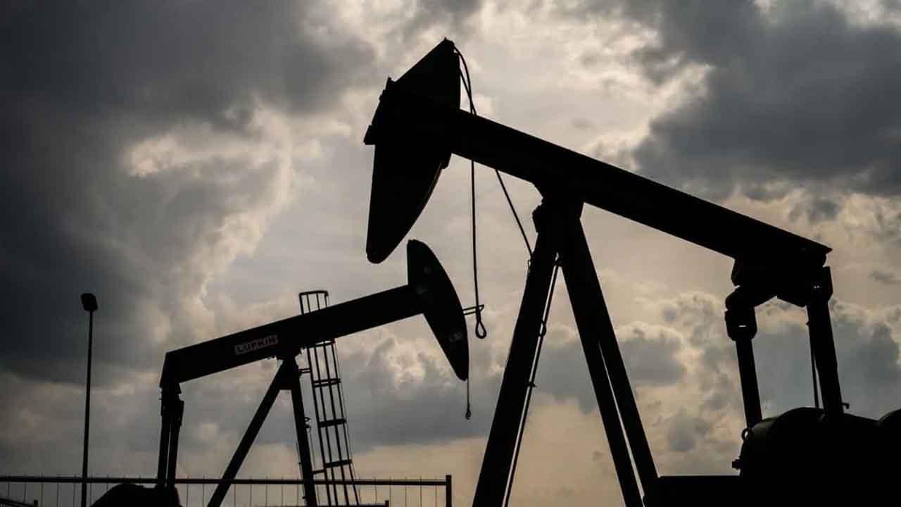 China hunde sus importaciones de petróleo hasta niveles que no se veían desde 2016 gracias al ascenso del coche eléctrico