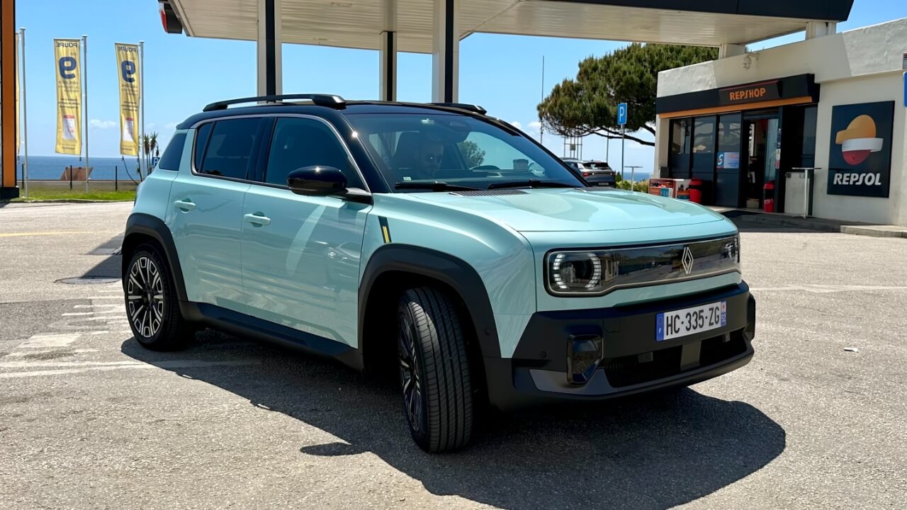 Probamos el Renault 4, un bonito SUV eléctrico que añade más espacio y polivalencia respecto al R5