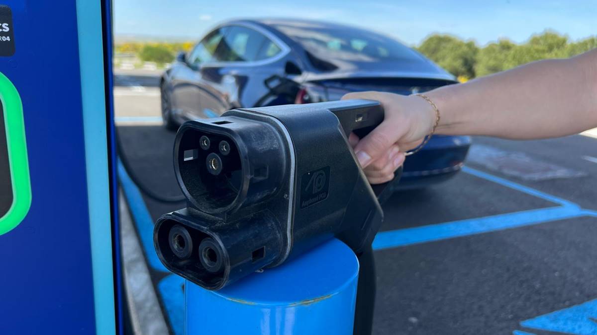 Los gobiernos ya buscan cómo cobrar impuestos a los coches eléctricos cuando desaparezca la gasolina